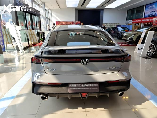 大溜背 标配升降式尾翼 长安uni-v到店实拍 运动感十足