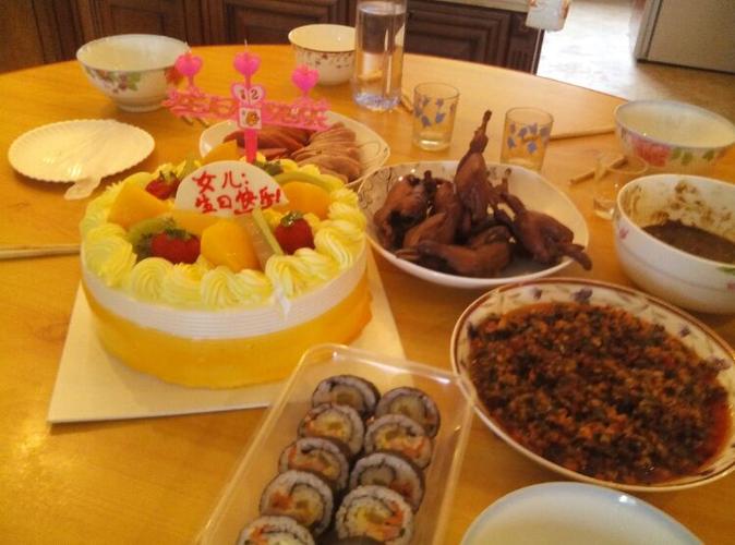 晚餐比较丰盛,有爸爸给买的生日蛋糕,还有奶奶送的寿司,妈妈亲手做的