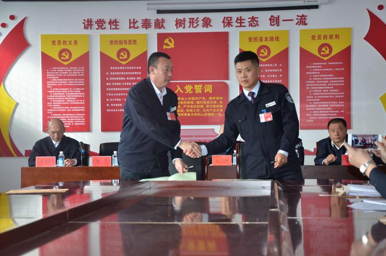 宋德新同志与刘述同志签订2019年《为职工办好事(实事)责任状》.