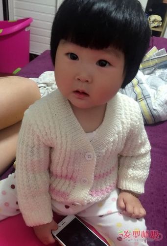 女童剪齐刘海波波头乖巧惹人爱 小女孩短发搭配裙子别