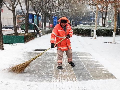 △海淀环卫中心全面开展扫雪铲冰作业