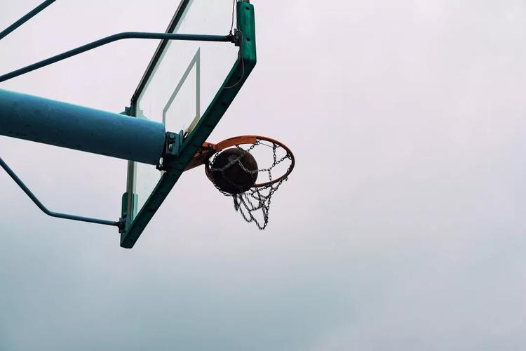 积极备战篮球赛.对抗训练进行时