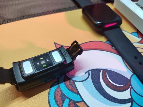 手环采用可拆卸表带设计,表带拆下来后可以看到usb充电插口,充电很