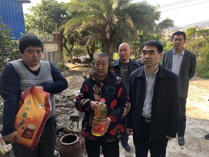 台创园党委书记郭武军慰问贫困户.(图片来源:漳浦台创园)