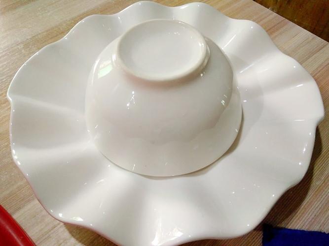轻轻的拿起碗,肉完美的倒扣在盘子里啦. 撒上葱花和白芝麻.