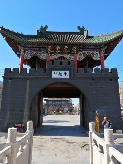 24旅游乘k7232次列车从哈尔滨东站一双城堡游览百年的古城楼《承旭门