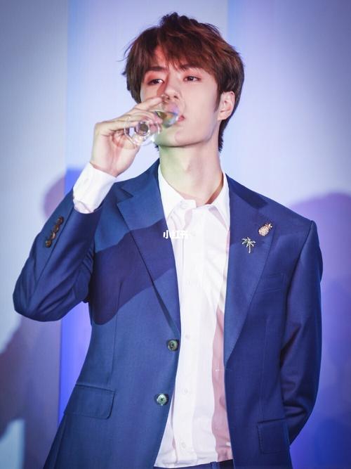 这个人怎么连喝酒都能鲨到我_香槟_奶茶_王一博_娱乐