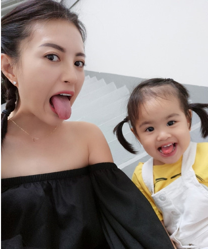 近日,包贝尔女儿饺子和包文婧的一组照片曝光,母女两表情神同步,简直