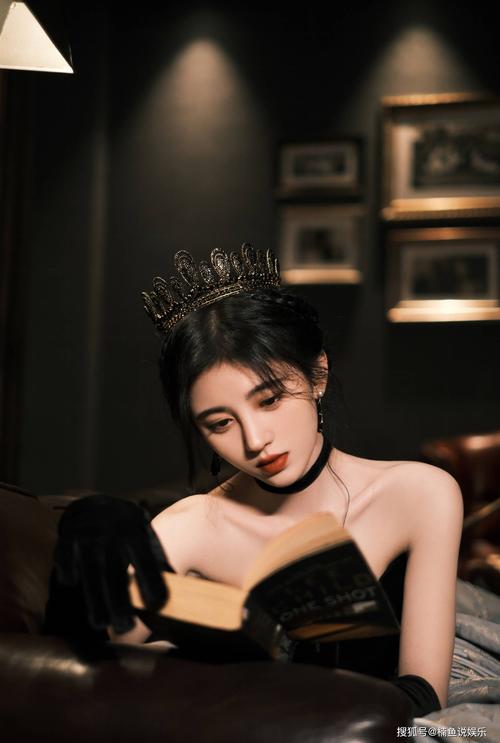 原创鞠婧祎出场好惊艳穿抹胸裙大秀香肩法式风情宛如古堡里的公主