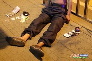 海口一男子生活不如意 公交站台自缢身亡(组图)