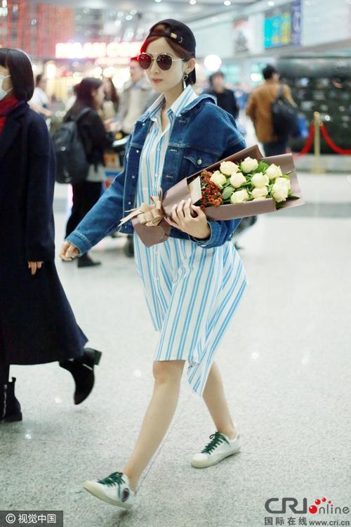 古力娜扎回京穿衣似"病号服"网友:好像孕妇!