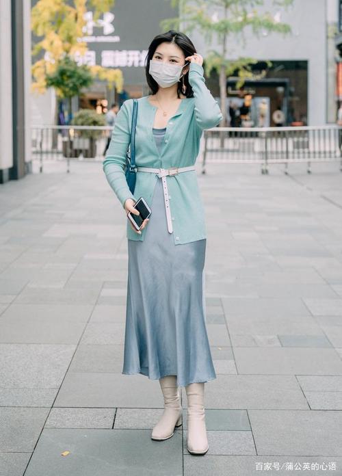 真服了衣品好的女生,穿裙装塑造优雅造型,低调耐看又