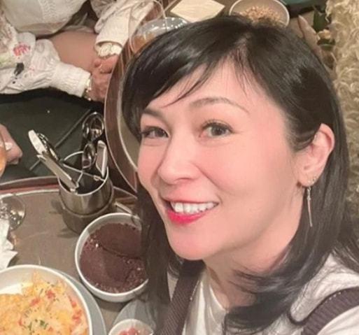 51岁李嘉欣与港姐卢淑仪同框穿皮草打扮贵气脸色微醺心情好