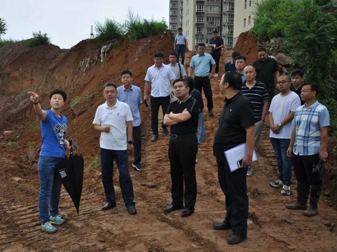 井陉县长冒雨步行督导这两项工作
