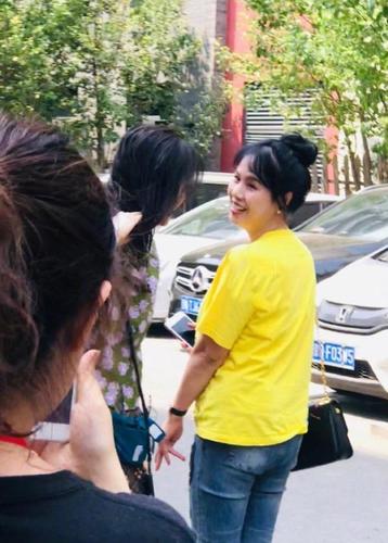 郑爽清新造型携母录节目,妈妈扎丸子头好年轻,少女气质会遗传