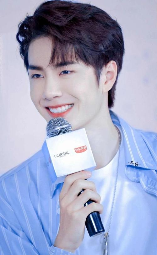 王一博壁纸:谁家少年翩然似玉,粉粉嫩嫩也太可爱了吧