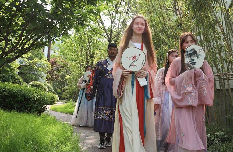 江苏南通外国人穿汉服品味中国文化