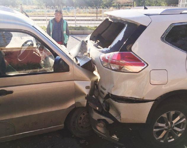 日产奇骏停在路边被五菱追尾,车友:国产神车不够硬啊