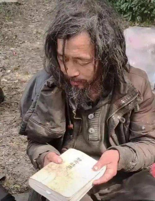 甚至成为一种现象,即便是那些让很多人不屑的流浪汉,拾荒者也可以成为