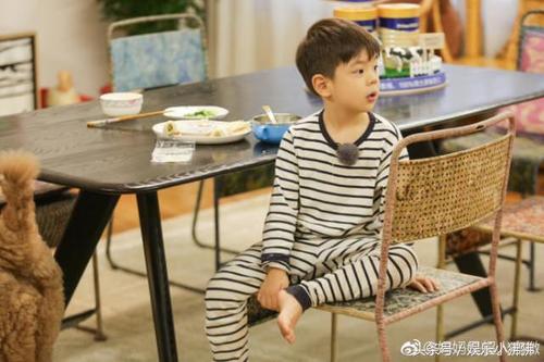 妈妈是超人3饺子化妆太可爱 饺子化妆品曝光大麟子全程好奇脸