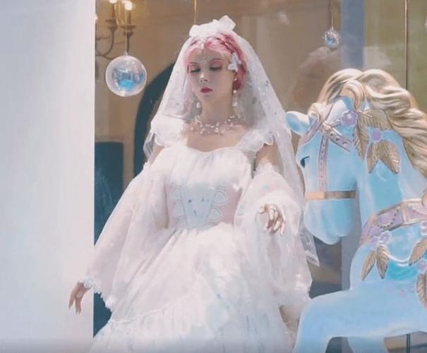 芭比迪丽拉终于放弃"浓妆",看到纯素颜下的她,与现在判若两人