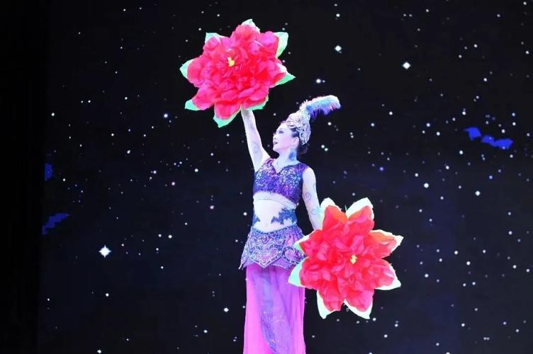 魔术《天女散花》 原空军政治工作部文工团 沈娟