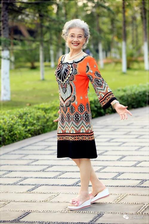 盛瑞玲的美藏在她淡淡的笑容里.成为了老年女性健康的形象代言人.
