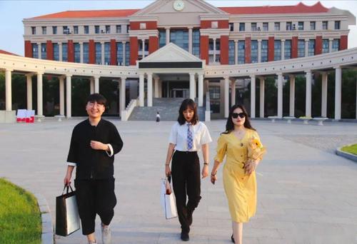 "前方到站,南广学院北门"