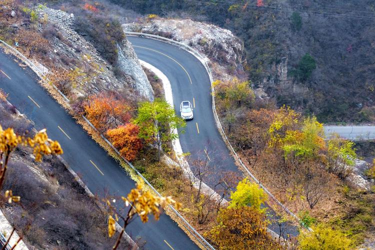 秋行房山红井路 写美篇         红井路是一条蜿蜒盘旋于北京房山区