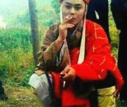 《西游记》罕见幕后照:唐僧片场抽烟,最后一张让人很心酸!