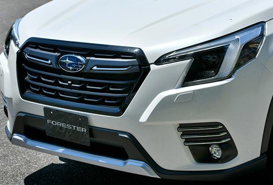 外观方面,作为中期改款车型,新款斯巴鲁森林人采用了全新的大灯组