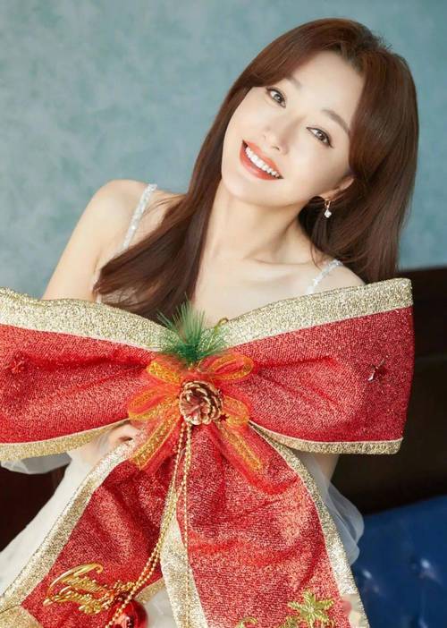 41岁秦岚写真玩花样!胸口蝴蝶结遮事业线,穿吊带锁骨凸出_手机搜狐网