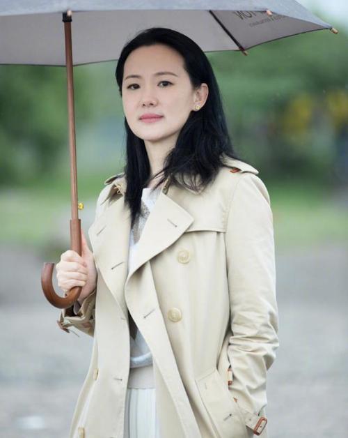 咏梅陶虹两人同穿大衣一黑一白都好有气质看着哪像50岁的人