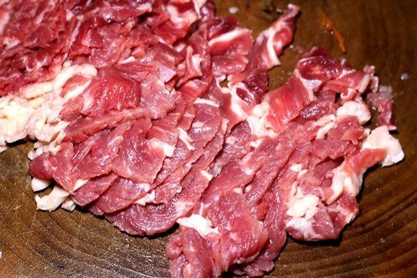 1, 将牛肉洗净剔去筋膜,顶丝切成5厘米长的薄片.