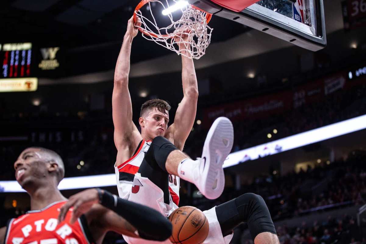 开拓者前锋 扎克·科林斯得到16分,4篮板,1助攻,1抢断,1封盖 效率值