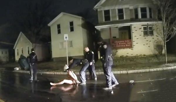 纽约警察街头塑料袋套头窒息黑人,美媒:手段