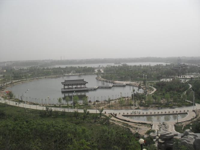 2012年4月29日星期日,我们一家人骑自行车到夏津游玩了人民公园,鄃城