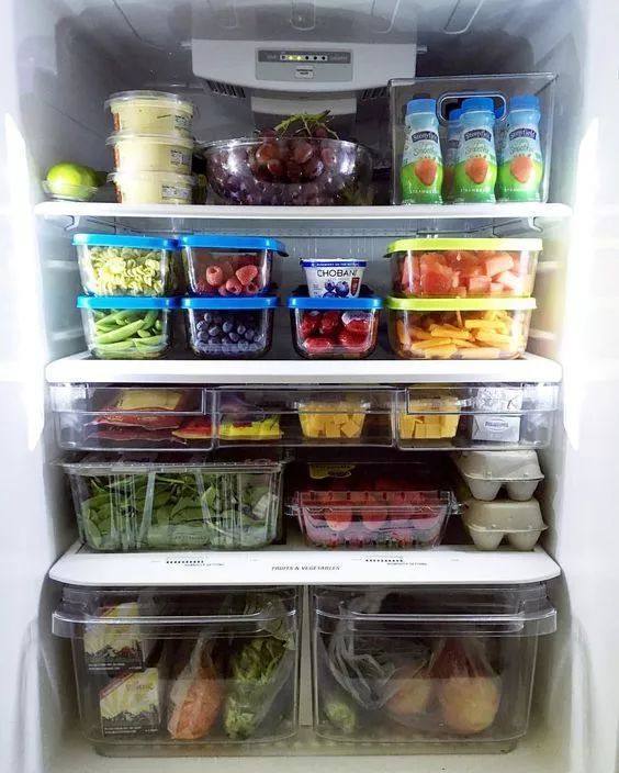 篮子收纳/   在冰箱里放一些篮子,把食物装进篮子里,可以让冰箱