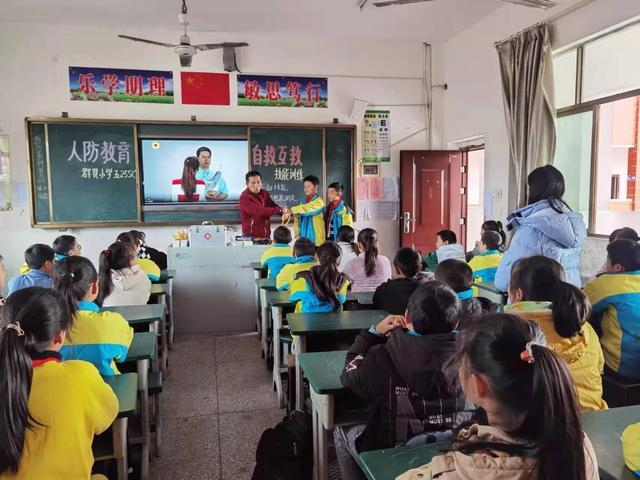 隆回县群贤小学止血包扎技能训练促人防宣传教育显实效