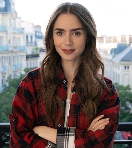 莉莉·柯林斯在新剧中有多爱格纹?法式复古风,甜妹儿必备!