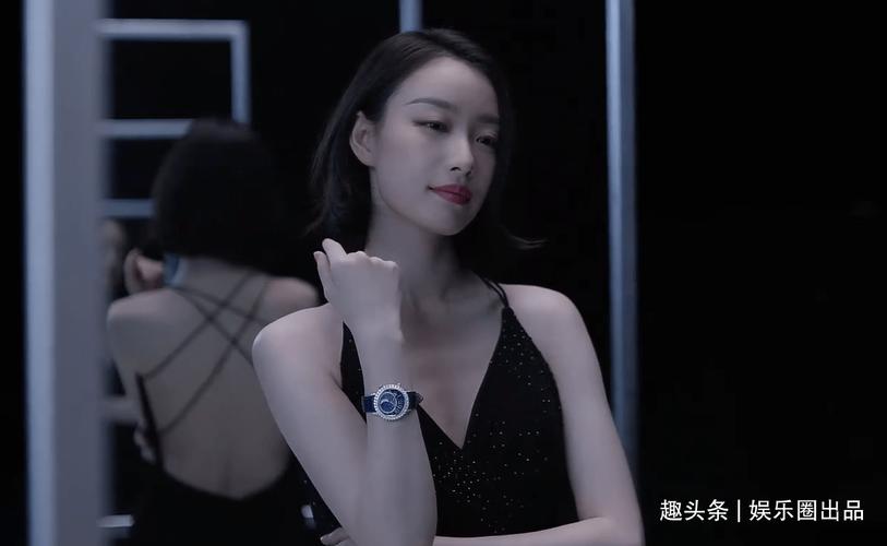 倪妮的7月代言大片曝光,穿挂脖长裙出镜,造型优雅氛围