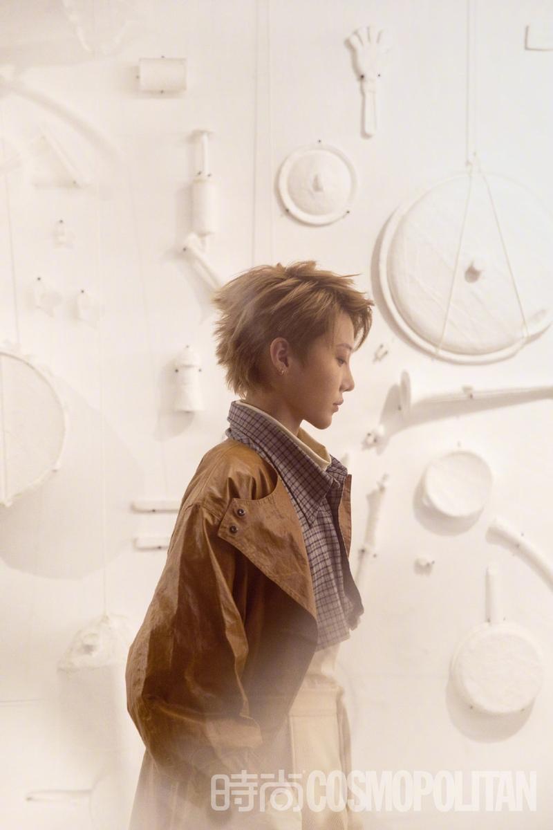 简介:刘雨昕侧针织毛衣眼镜温柔文艺写真图片,分享一组刘雨昕图片给