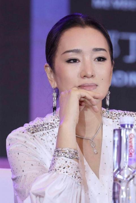 55岁巩俐出席电影节活动蕾丝上衣配高开叉裙造型优雅霸气