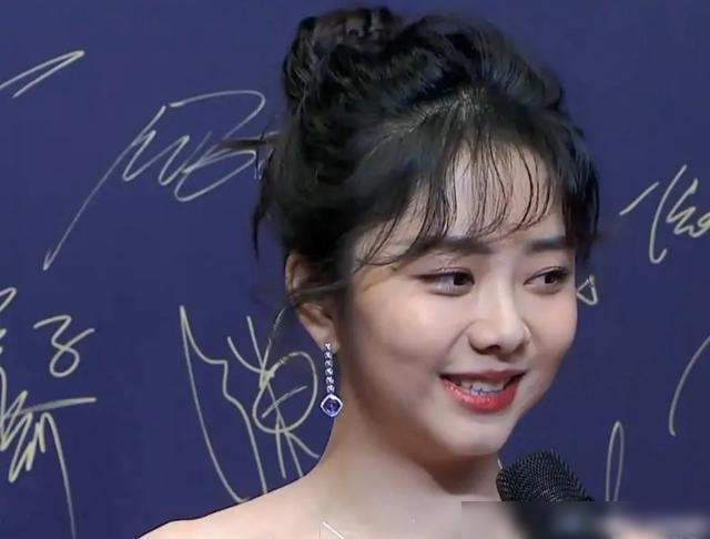 星动之夜红毯死亡灯光:章子怡法令纹,谭松韵脸僵硬,肖战依旧帅