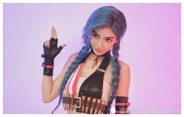 angelababy杨颖cos金克斯,蓝发造型满分,再现瞪眼技术,超尴尬