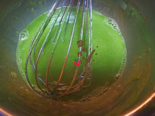 加入桑叶汁,拌匀