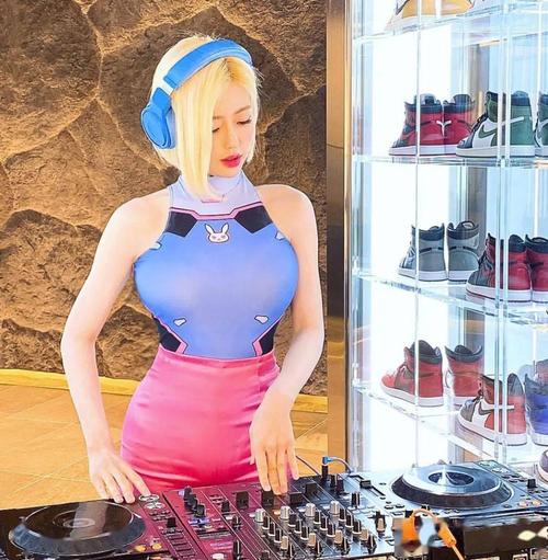 djsoda自曝被数十位rapper求爱只为昔日球鞋女神的1000wkaws限定鞋款