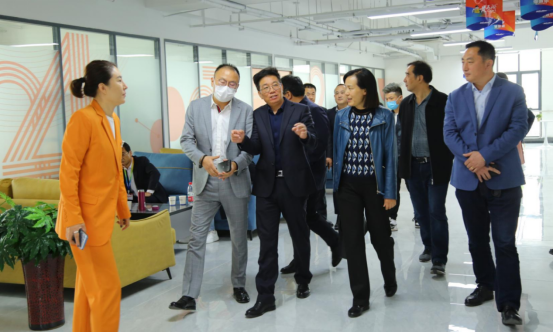 历城区人大代表处处长谷艳一行莅临店数孵化大厦参观调研