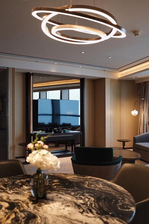 59层的大堂酒廊闲逸廊提供瑞吉经典下午茶;宴庭中餐厅主打地道的粤菜