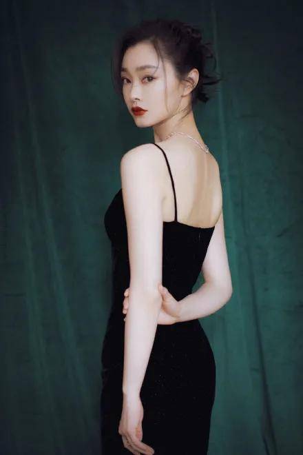 31岁宋轶穿吊带抹胸黑裙大秀事业线